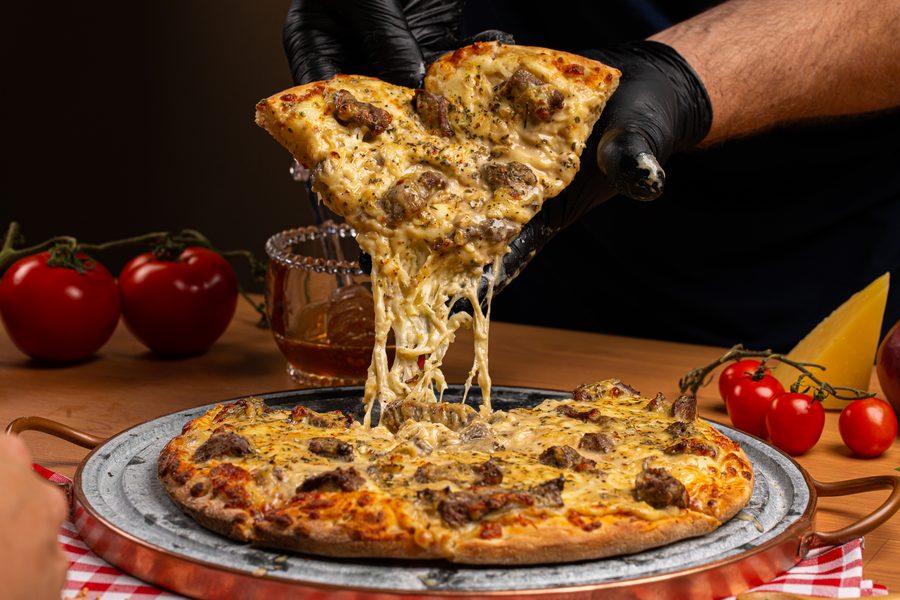 Pizza de mignon ao molho de mostarda e mel