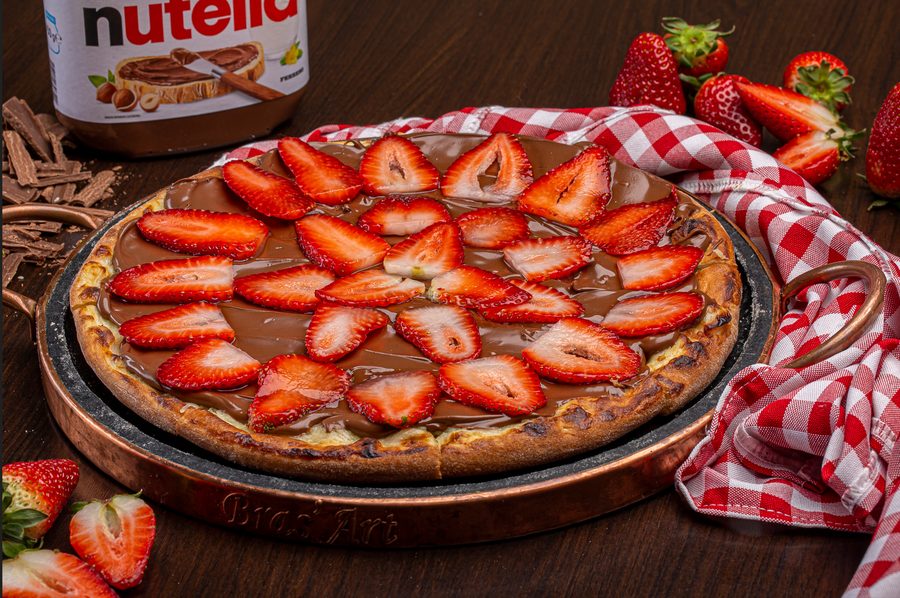 Pizza doce Morangotella completa