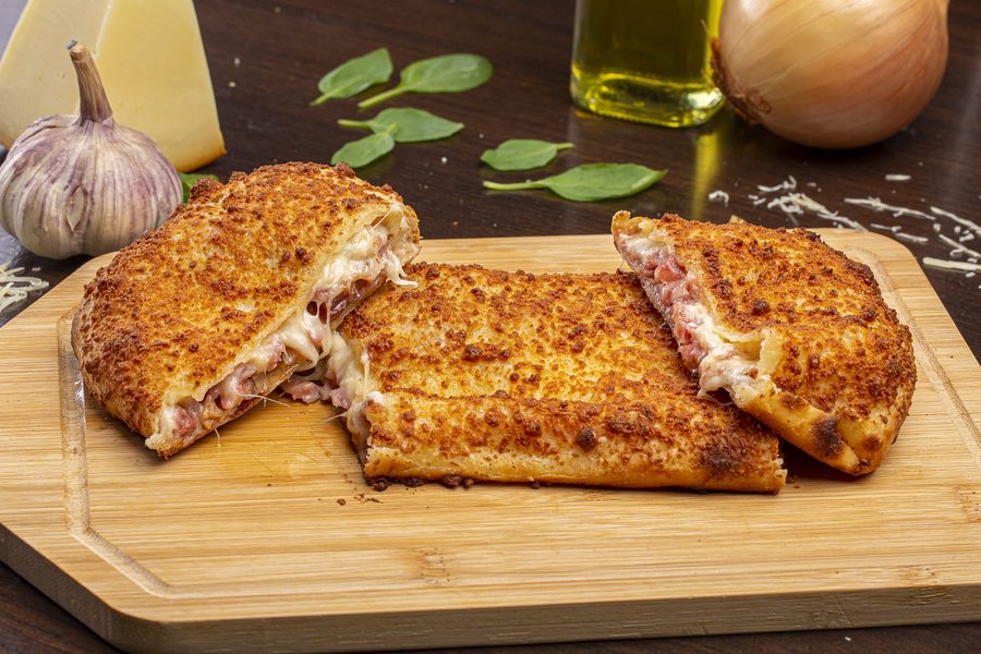 Stick de carne seca com cream cheese, aberto na tábua